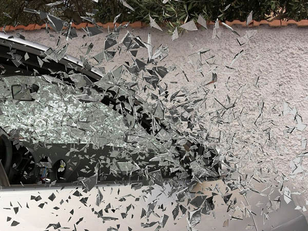 Kollstad Lakk & Sandblåsing skifter bilglass og reparerer steinsprutskader